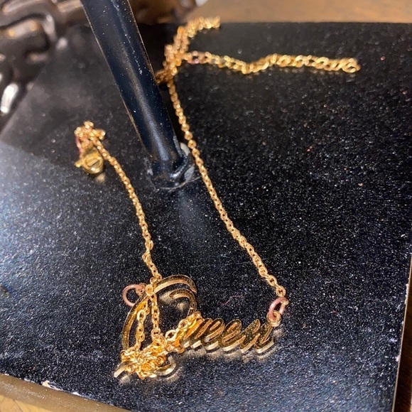 Gold tone customized  name Queen necklace - Picture 3 of 6